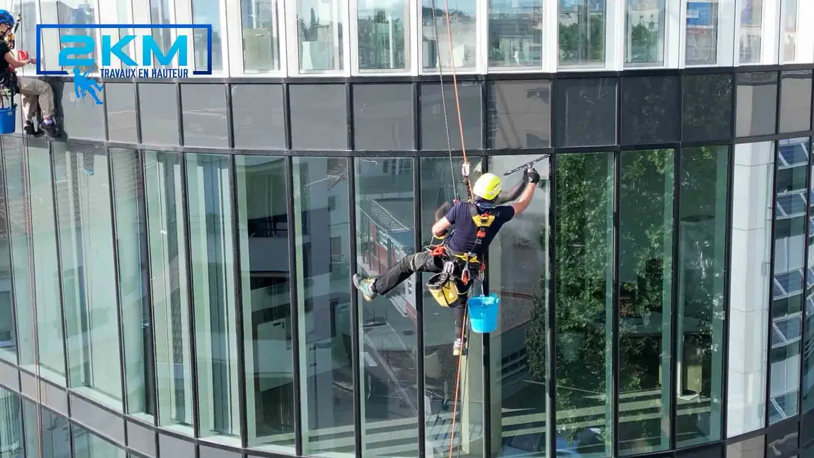 Cordiste peinture de facade a Beziers par 2KM Travaux en Hauteur